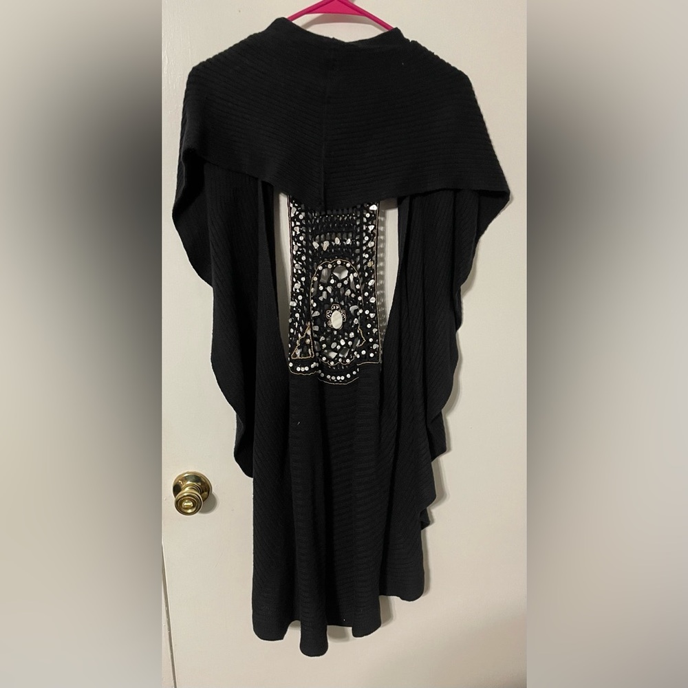 Curio size 2x black with white bead design